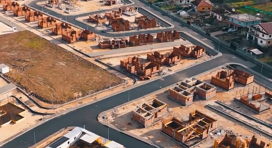 1050 banesa te rindertuara do kalojne ne pronesi te qytetareve ne nentor
